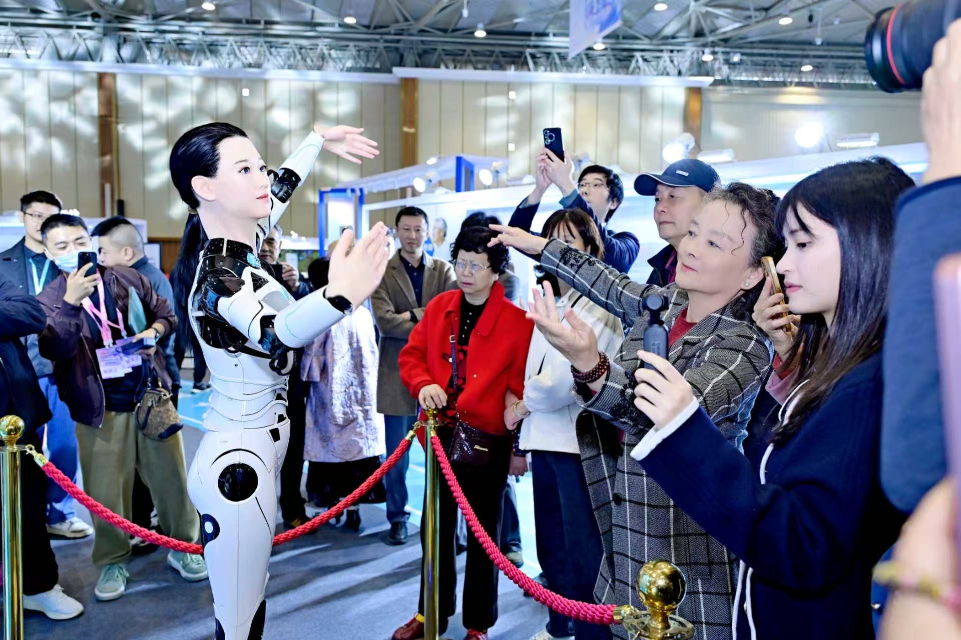 “智享未來——保姆機器人大會”成都智慧康養(yǎng)機器人展演在成都啟幕